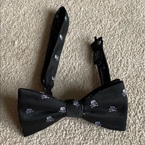 Adjustable bow tie